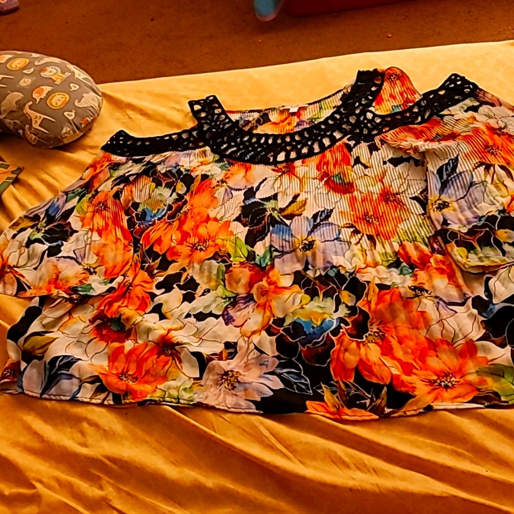 Spense woman, 3x, multicolor flowers in peach, pink, purple, bell sleeves elbow